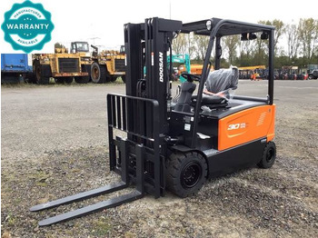 Electric forklift DOOSAN