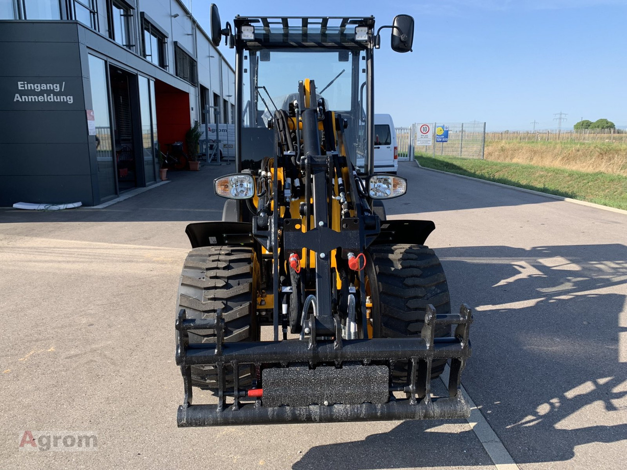 New Compact loader JCB 403: picture 8