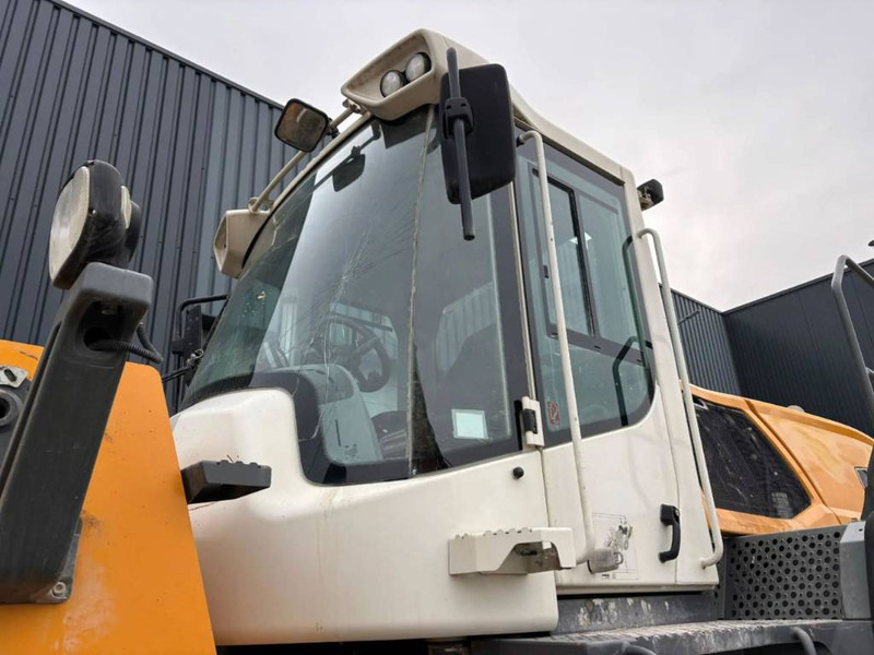 Wheel loader Liebherr L580: picture 9