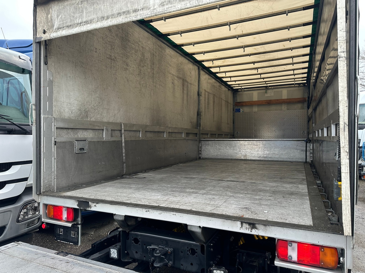 Curtainsider truck MAN TGS 26.400 6x2: picture 11