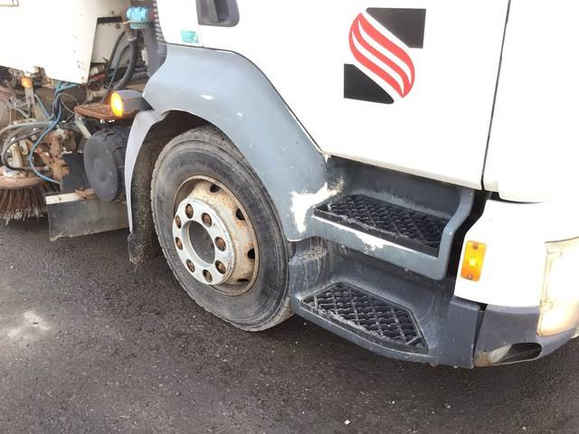 Road sweeper Volvo FL 240: picture 16