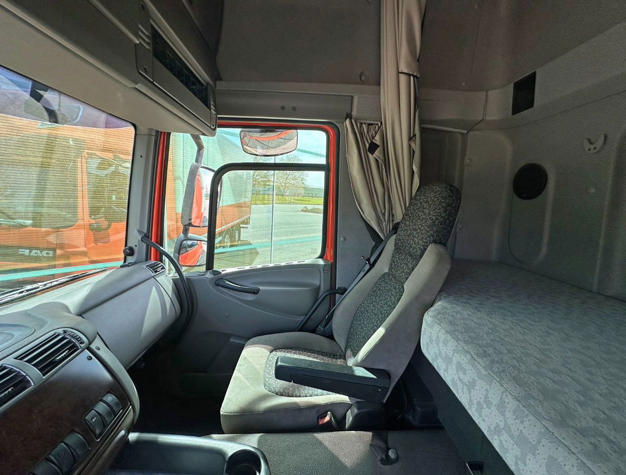 Box truck DAF CF 85.410 Airco Karhof BOX 750x250x270 CM Inside Tail Lift TOP Condition NL-: picture 8