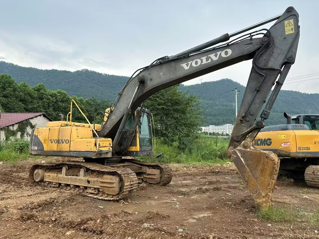 Crawler excavator VOLVO EC210B: picture 1