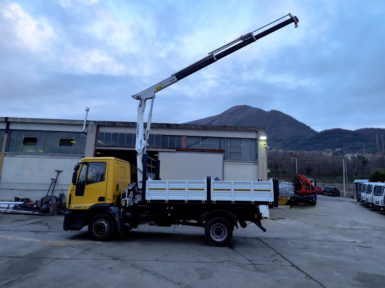 Crane truck IVECO EUROCARGO 120E28P: picture 24