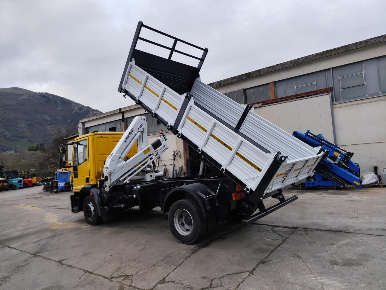 Crane truck IVECO EUROCARGO 120E28P: picture 15