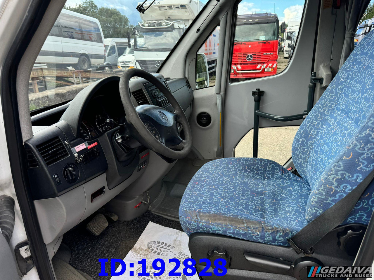 Coach MERCEDES-BENZ Sprinter 519 - 17 place - Euro5: picture 8