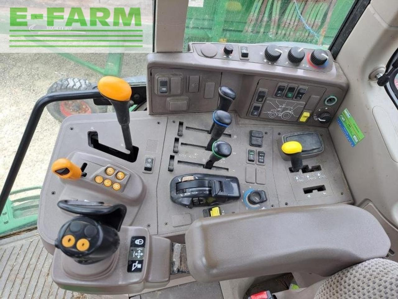 Farm tractor John Deere 6110m: picture 8