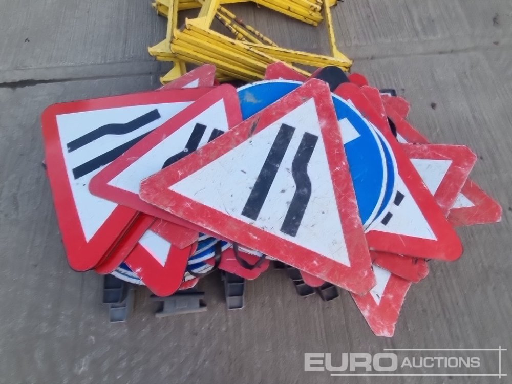 Construction equipment Bundle of Road Signs, Safety Barrier & Metal Fencing: picture 10